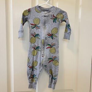 Hanna Andersson Zip Sleeper Pineapples Gray Organic Cotton Size 70 US 6-12 Mos